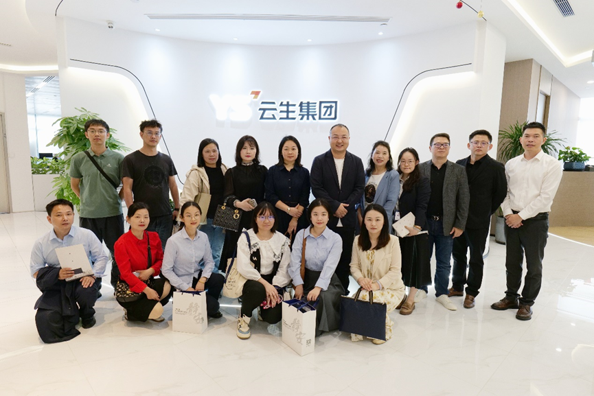 武汉人力资源服务协会秘书长黄春红一行莅临龙8头号玩家集团走访交流