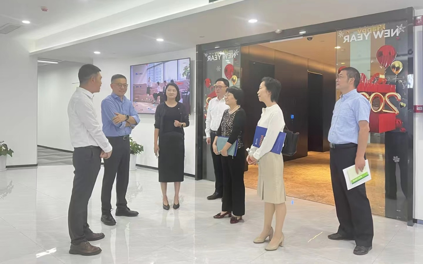 上海市闵行区人大常委会副主任、总工会主席杨其景一行领导莅临龙8头号玩家集团走访调研