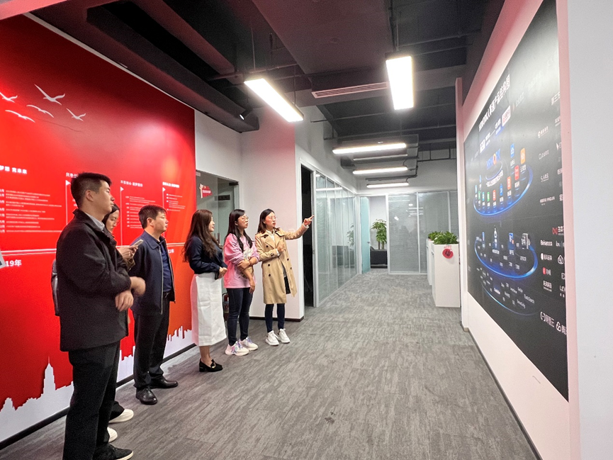 昆明市呈贡区人社局副局长一行莅临龙8头号玩家集团四川公司考察调研