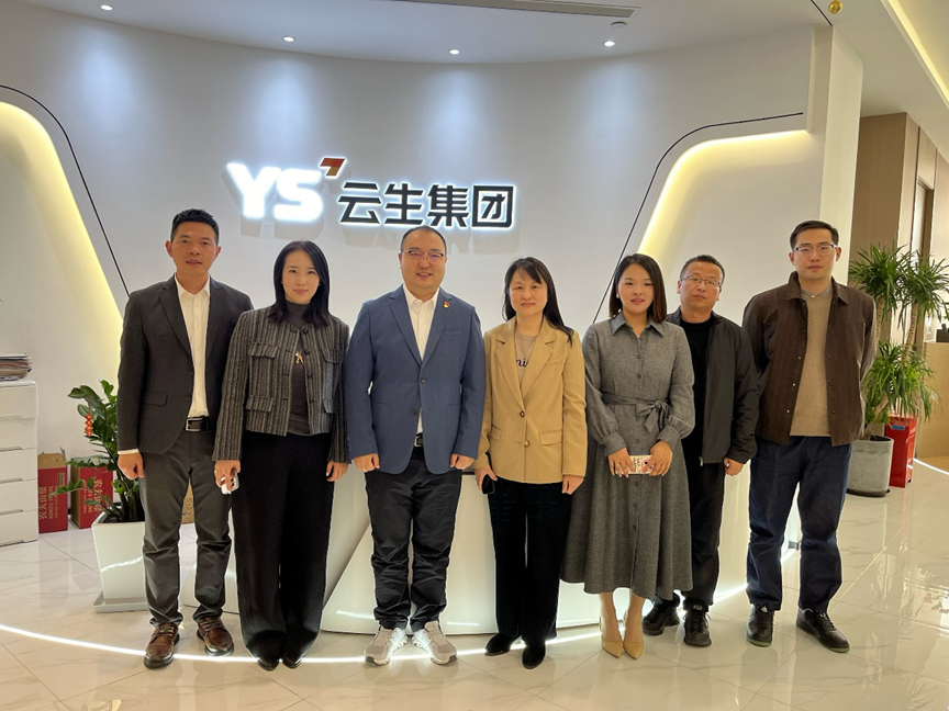无锡市梁溪区人社局副局长周霞一行领导莅临龙8头号玩家集团调研走访