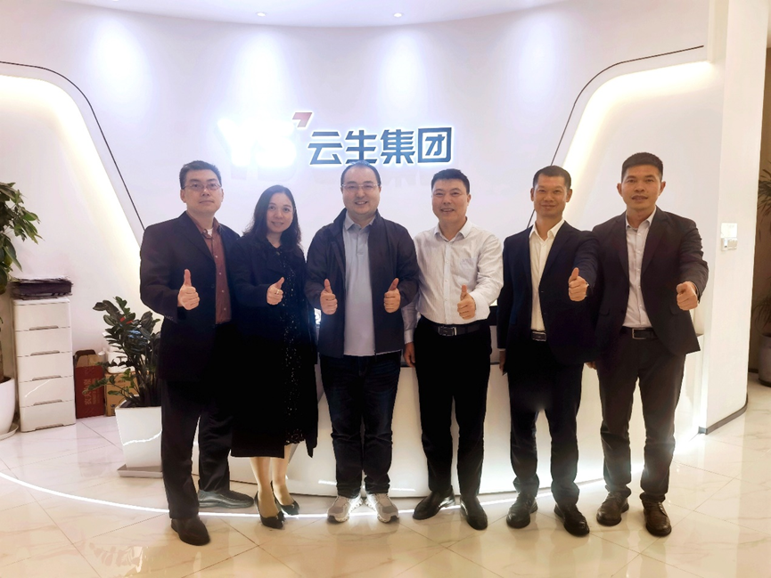 深圳市南山区工信局副局长陈深辉一行莅临龙8头号玩家集团调研走访