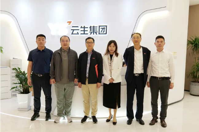 深圳前海管理局专业服务业处处长周耀荣一行莅临龙8头号玩家集团调研走访
