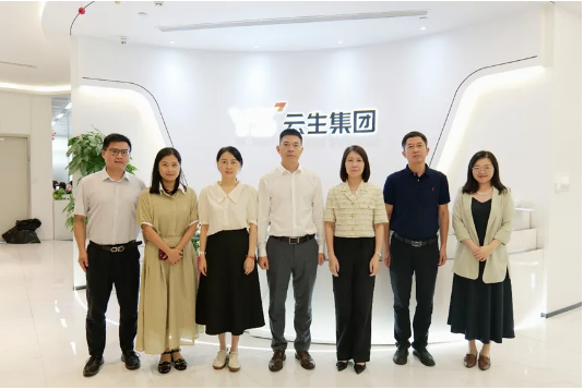 宁波市北仑区副区长程展一行领导莅临龙8头号玩家集团走访交流