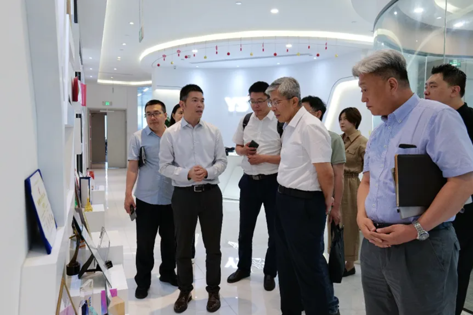 天津经开区党委常委、管委会副主任马建军一行莅临龙8头号玩家集团走访调研