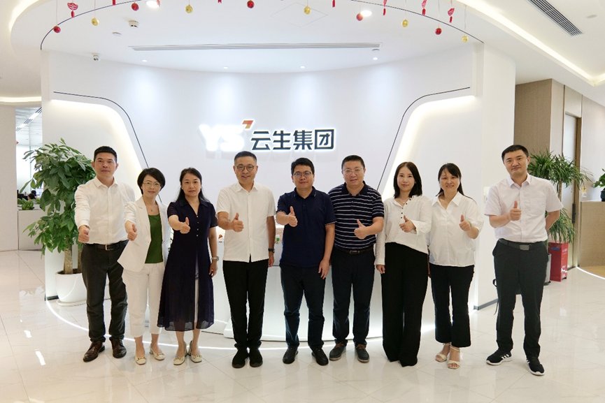 无锡市梁溪区副区长吴磊一行领导莅临龙8头号玩家集团调研考察
