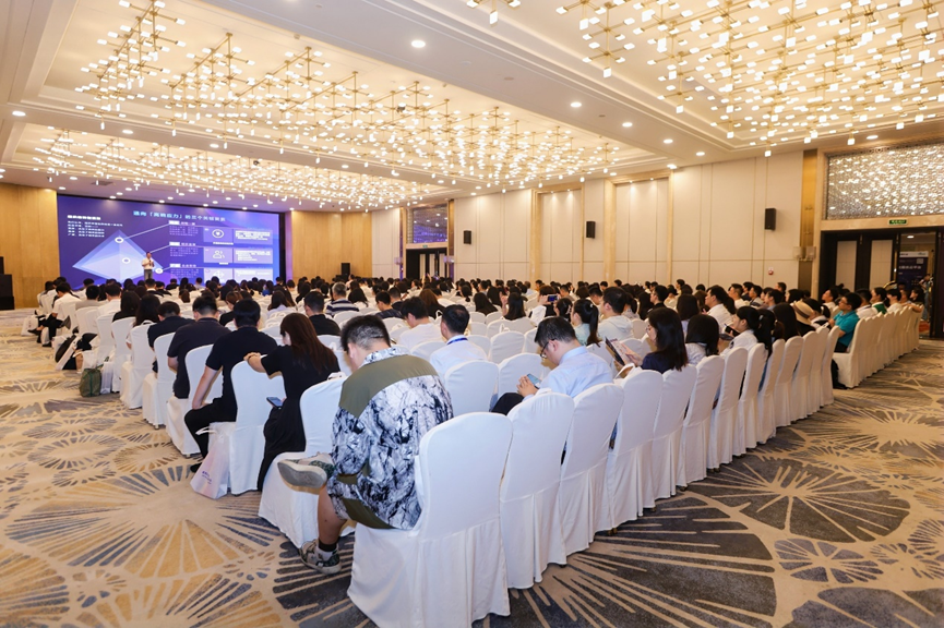 龙8头号玩家集团受邀出席2024杭州人力资源管理大会，“AI+人力”创领行业未来