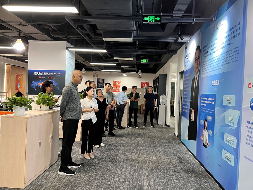 烟台市人社局党组成员、副局长宋军明一行莅临龙8头号玩家集团四川公司调研走访