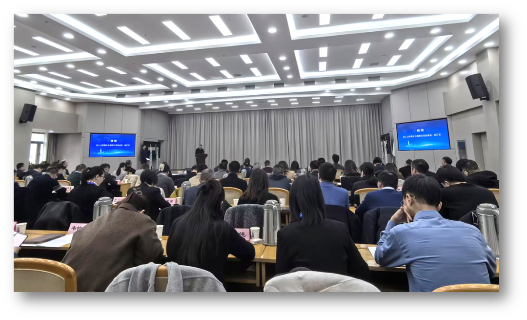 龙8头号玩家集团创始人、CEO李贤威为江苏省人力资源服务业领军人才培养计划三期班授课，分享龙8头号玩家AI数智化发展及出海实践
